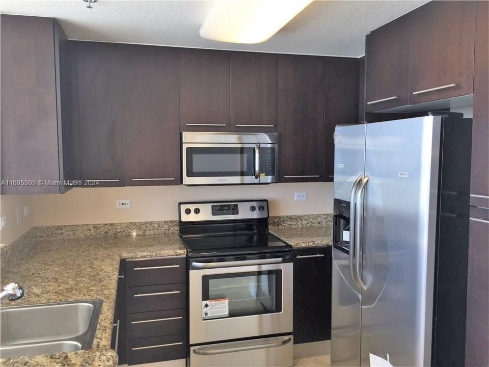 For Sale: $850,000 (1 beds, 1 baths, 818 Square Feet)