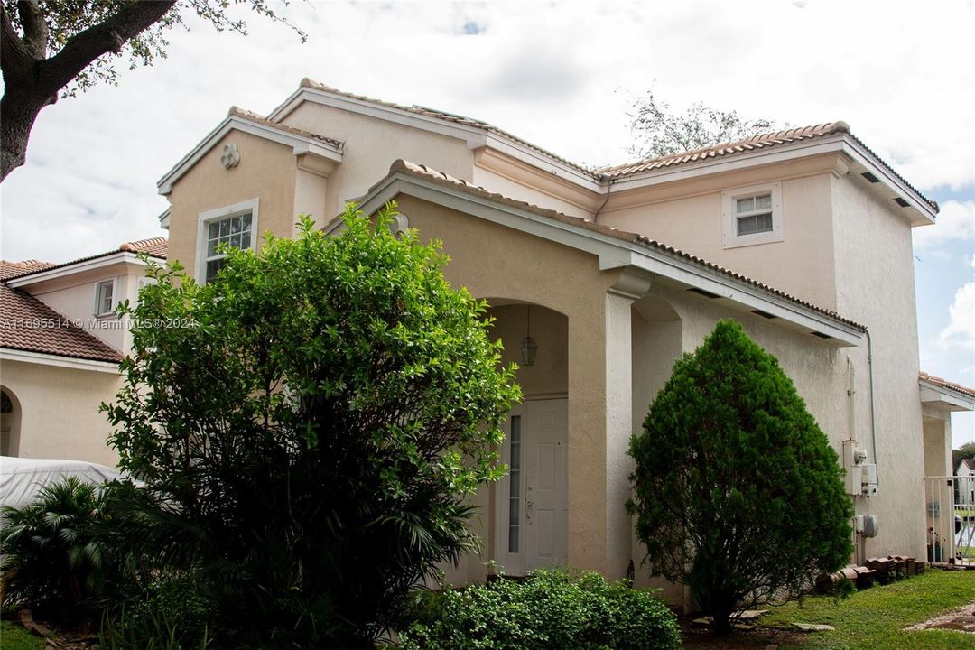 For Sale: $640,000 (3 beds, 2 baths, 1923 Square Feet)