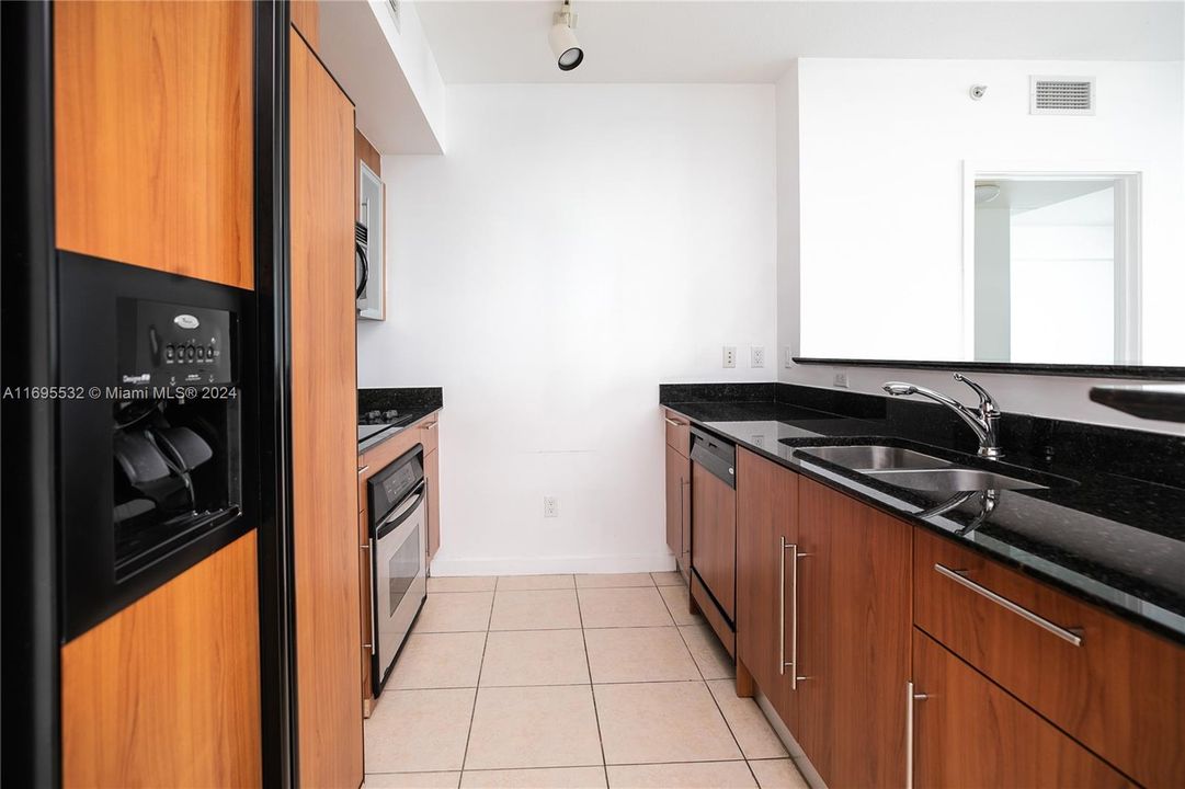 For Sale: $625,000 (2 beds, 2 baths, 1169 Square Feet)