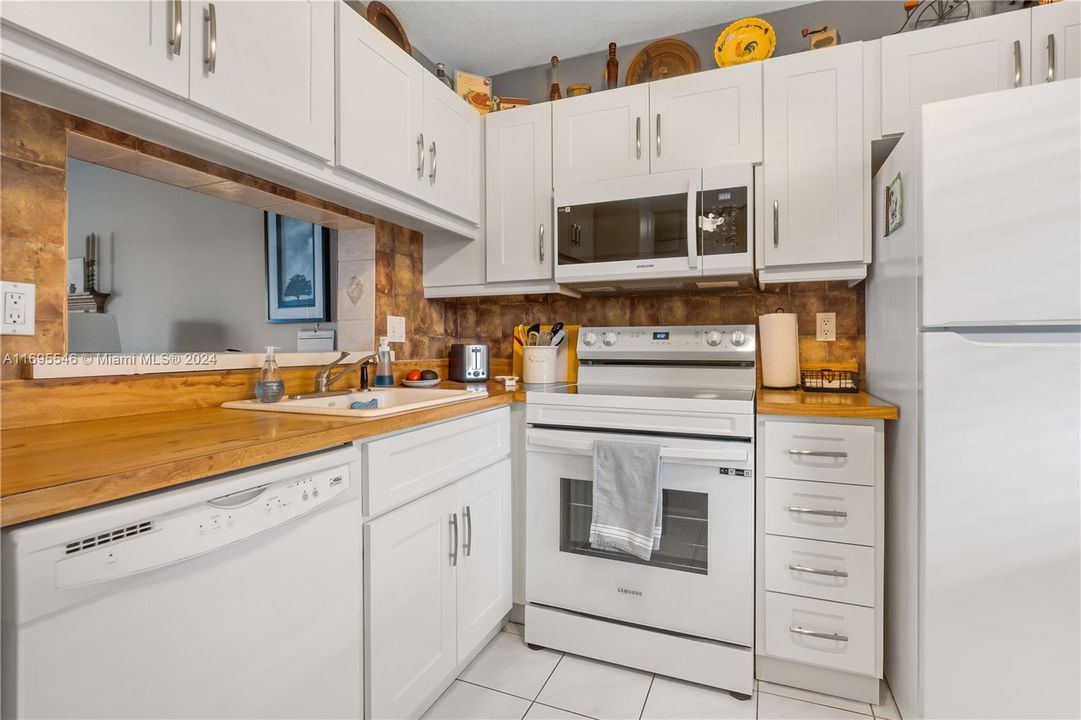 For Sale: $189,000 (1 beds, 1 baths, 630 Square Feet)