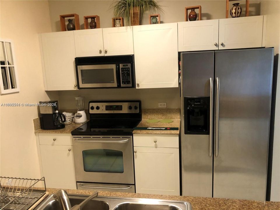 For Sale: $342,000 (1 beds, 1 baths, 716 Square Feet)