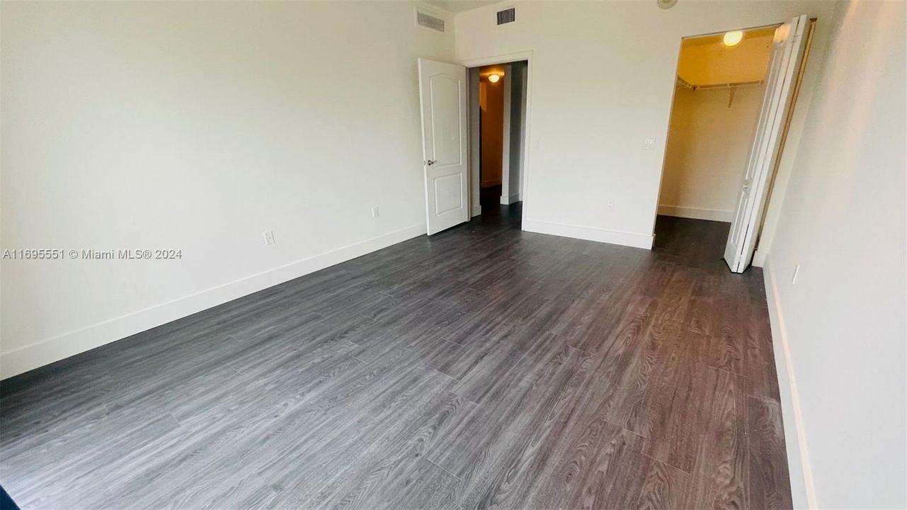 For Sale: $342,000 (1 beds, 1 baths, 716 Square Feet)