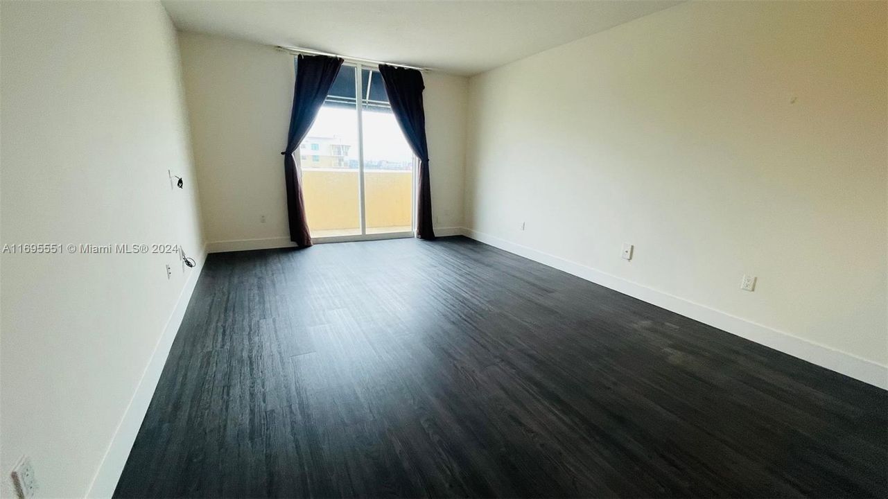 For Sale: $342,000 (1 beds, 1 baths, 716 Square Feet)