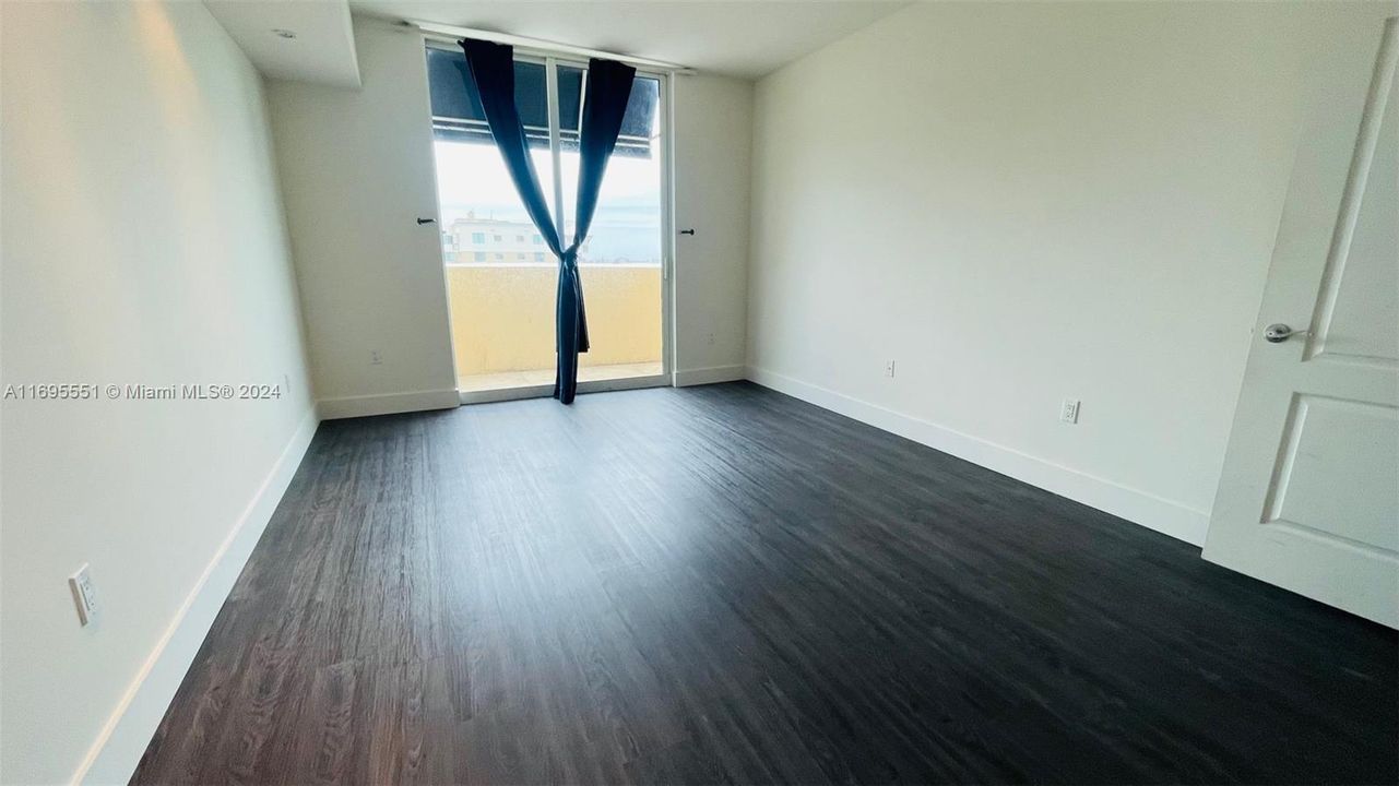 For Sale: $342,000 (1 beds, 1 baths, 716 Square Feet)