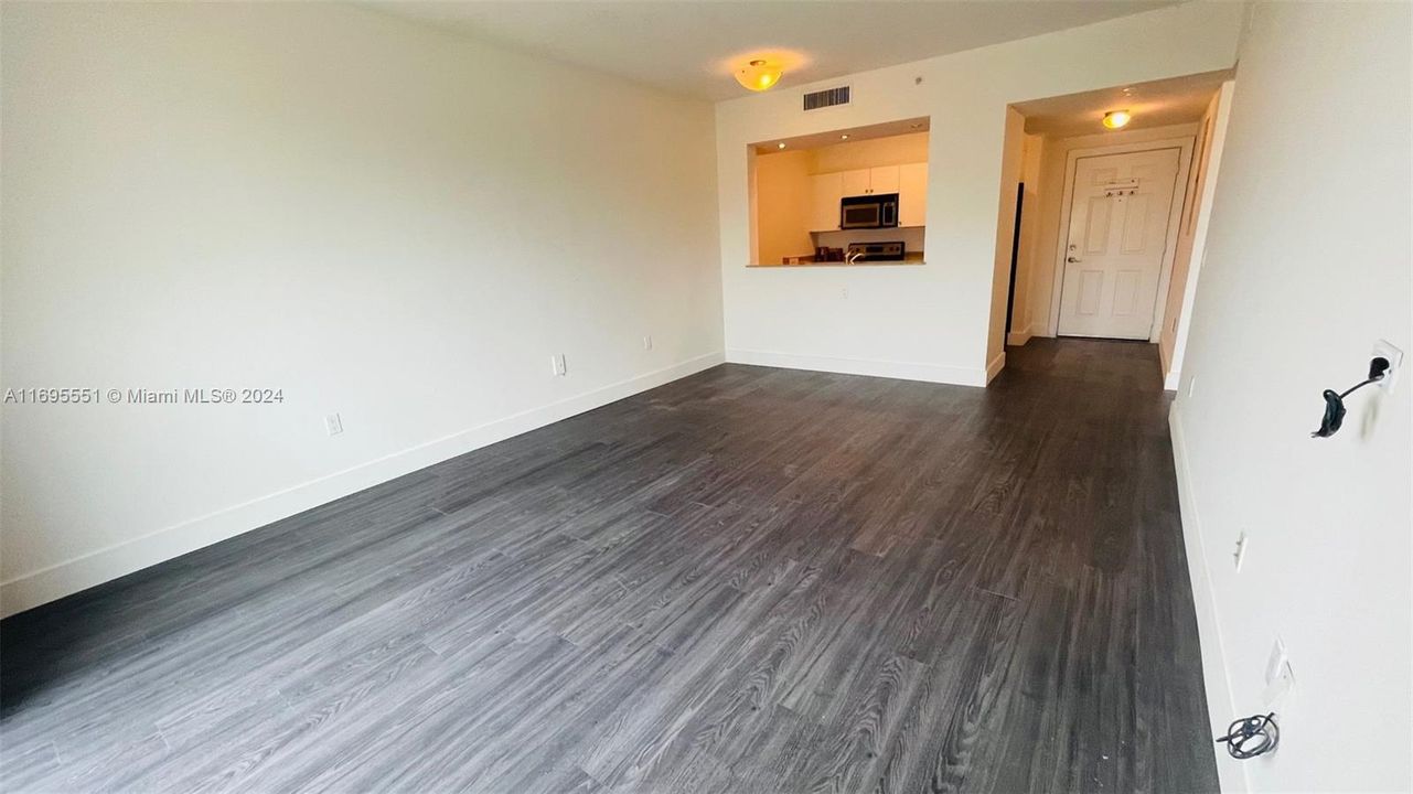 For Sale: $342,000 (1 beds, 1 baths, 716 Square Feet)