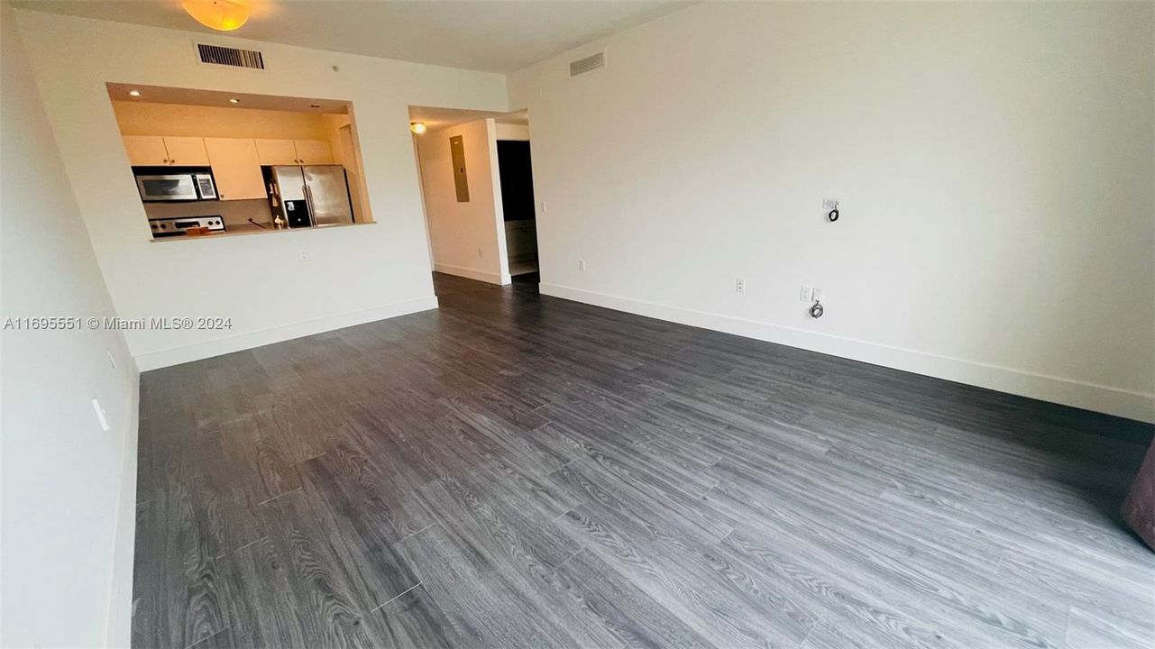 For Sale: $342,000 (1 beds, 1 baths, 716 Square Feet)