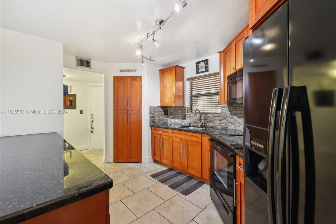 For Sale: $199,999 (2 beds, 2 baths, 1120 Square Feet)