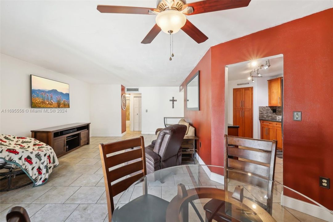 For Sale: $199,999 (2 beds, 2 baths, 1120 Square Feet)