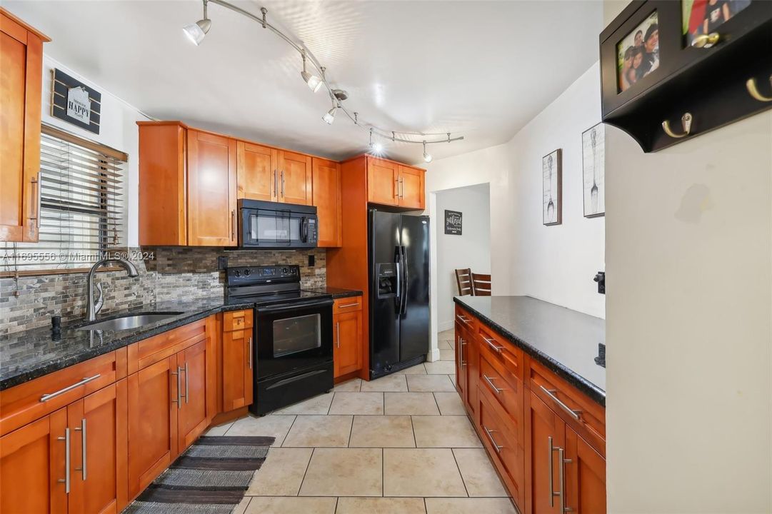 For Sale: $199,999 (2 beds, 2 baths, 1120 Square Feet)