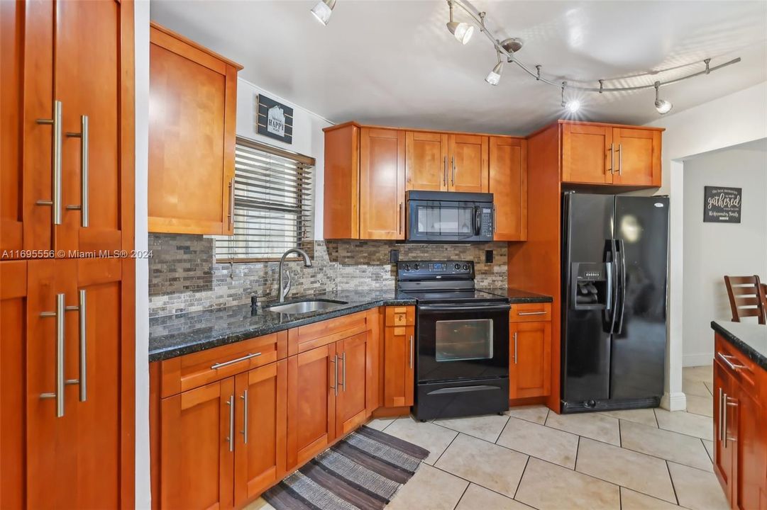 For Sale: $199,999 (2 beds, 2 baths, 1120 Square Feet)