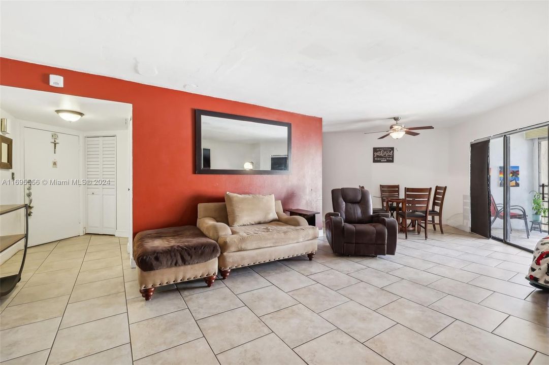 For Sale: $199,999 (2 beds, 2 baths, 1120 Square Feet)