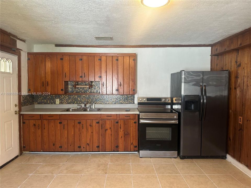 For Sale: $230,000 (2 beds, 1 baths, 1024 Square Feet)