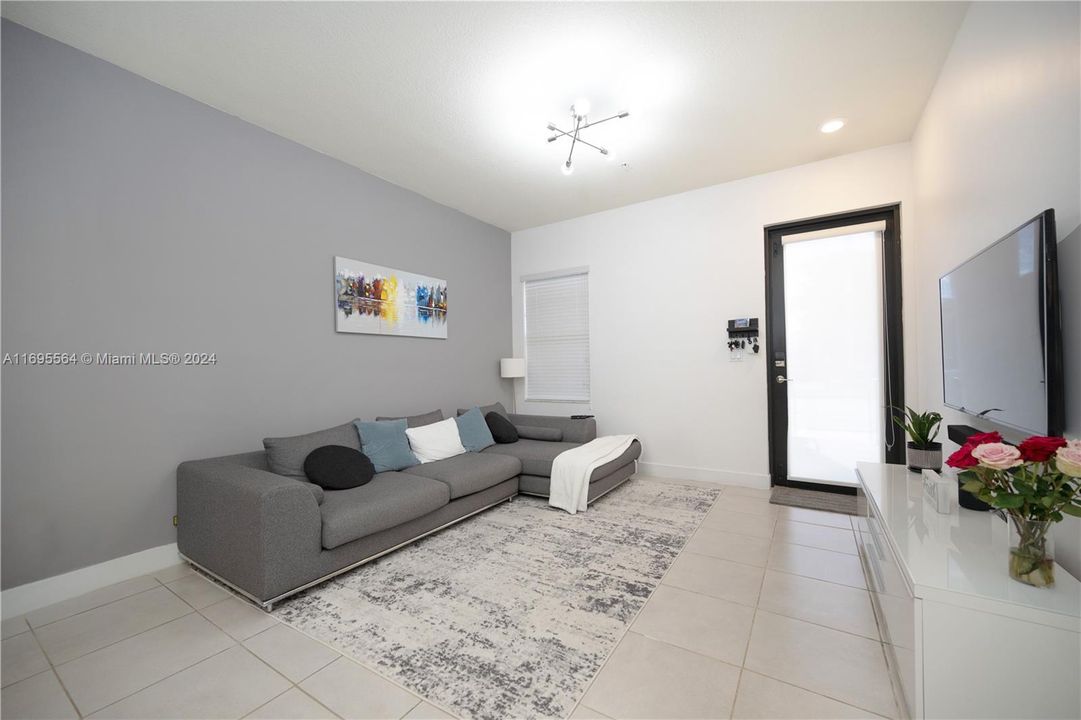 For Sale: $499,000 (2 beds, 2 baths, 1072 Square Feet)