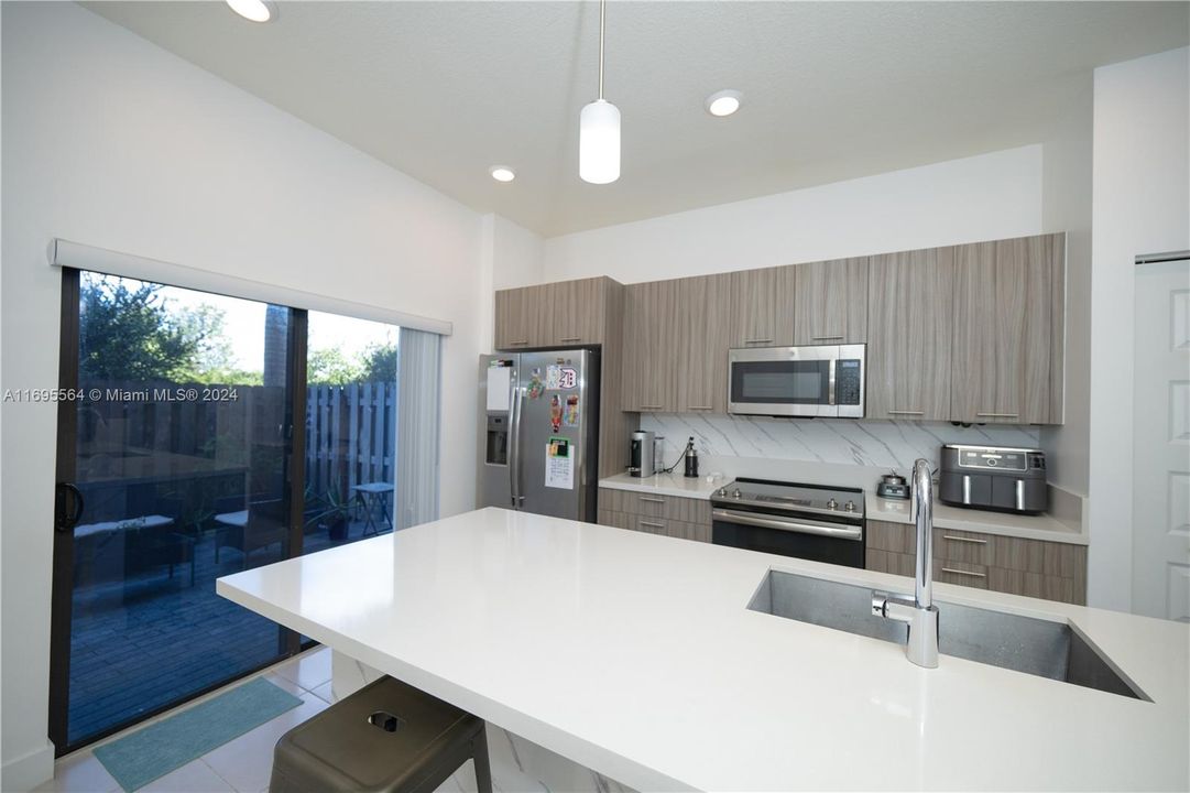 For Sale: $499,000 (2 beds, 2 baths, 1072 Square Feet)