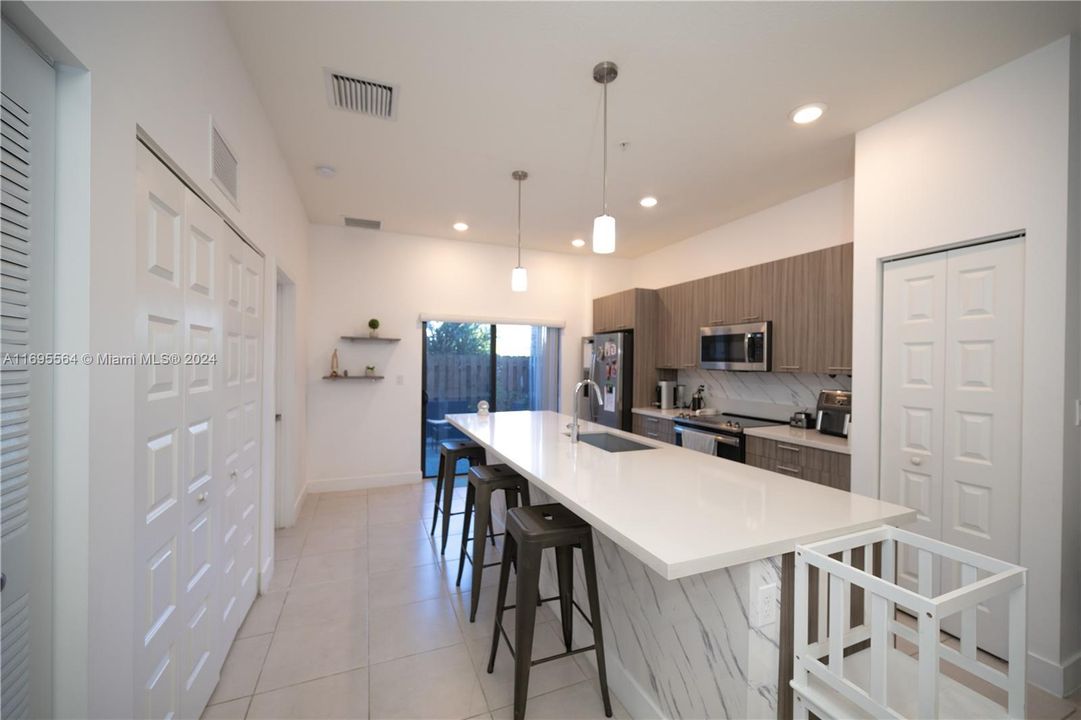 For Sale: $499,000 (2 beds, 2 baths, 1072 Square Feet)