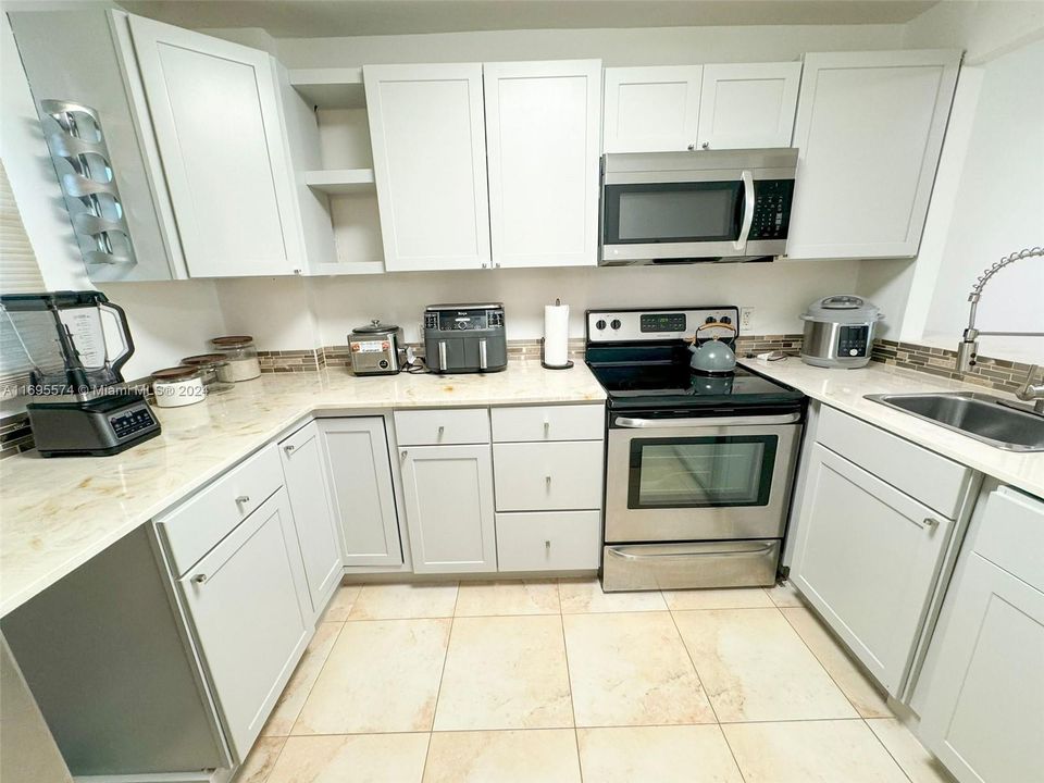 For Sale: $225,900 (2 beds, 2 baths, 975 Square Feet)