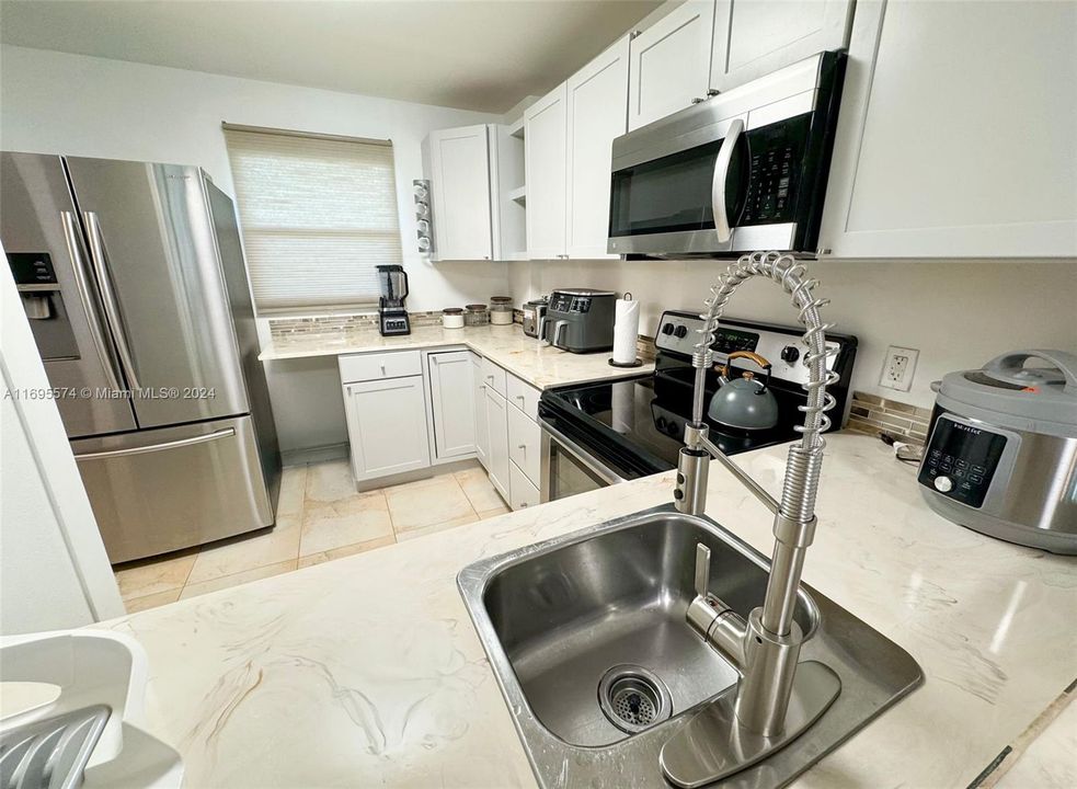 For Sale: $225,900 (2 beds, 2 baths, 975 Square Feet)