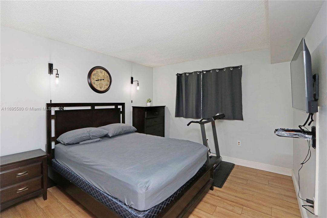 For Sale: $239,000 (2 beds, 2 baths, 1120 Square Feet)