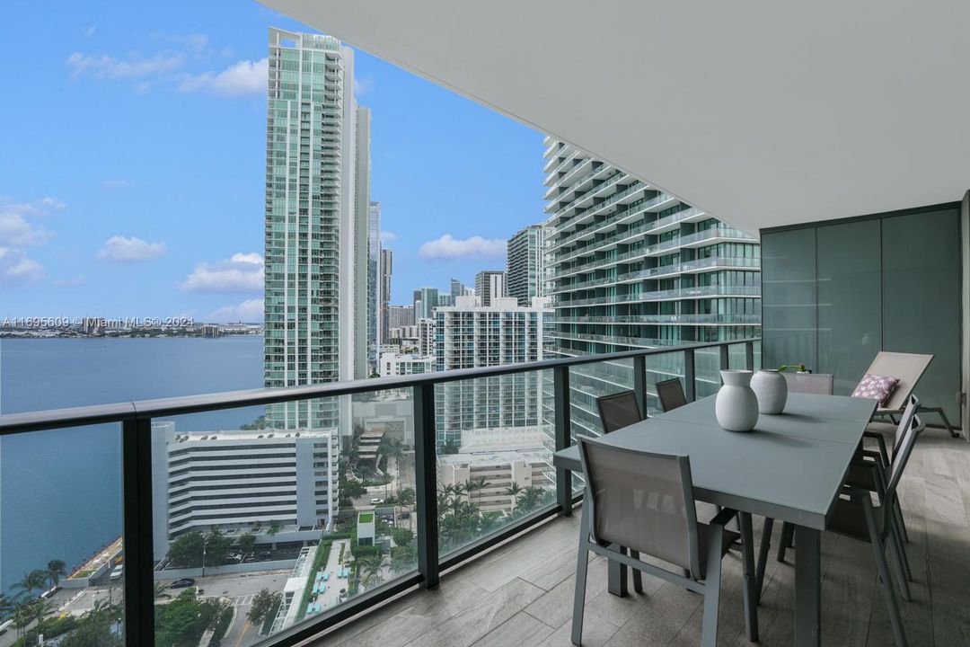 For Sale: $960,000 (2 beds, 2 baths, 1067 Square Feet)