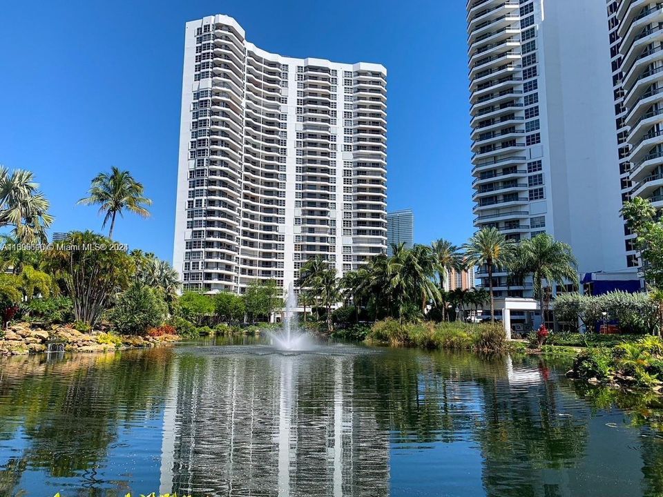 For Sale: $1,599,000 (2 beds, 2 baths, 1091 Square Feet)