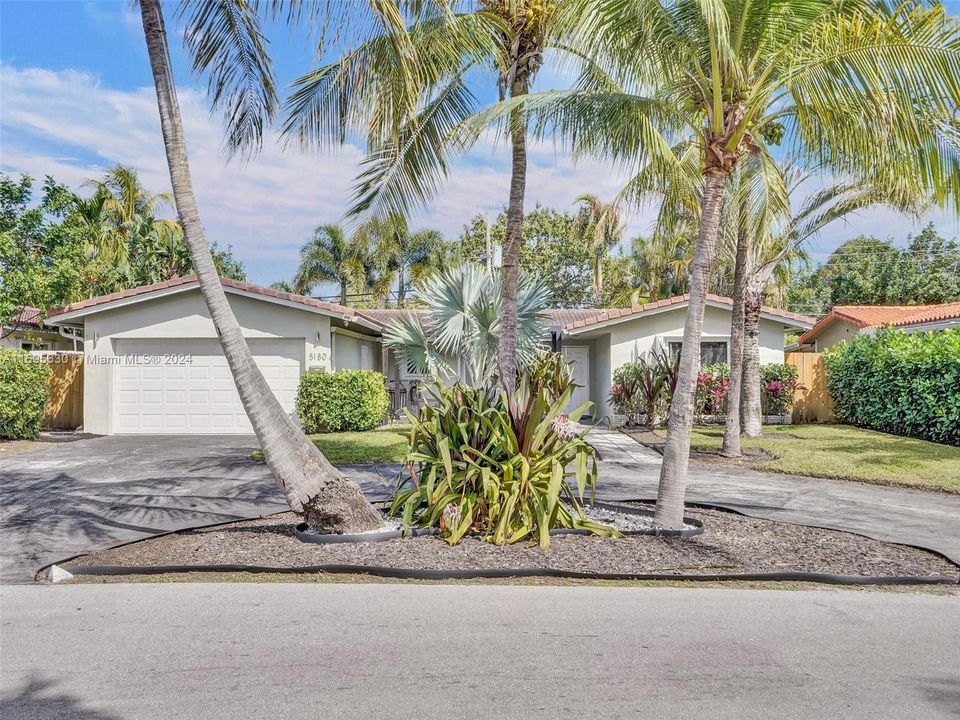 For Sale: $800,000 (3 beds, 2 baths, 1568 Square Feet)