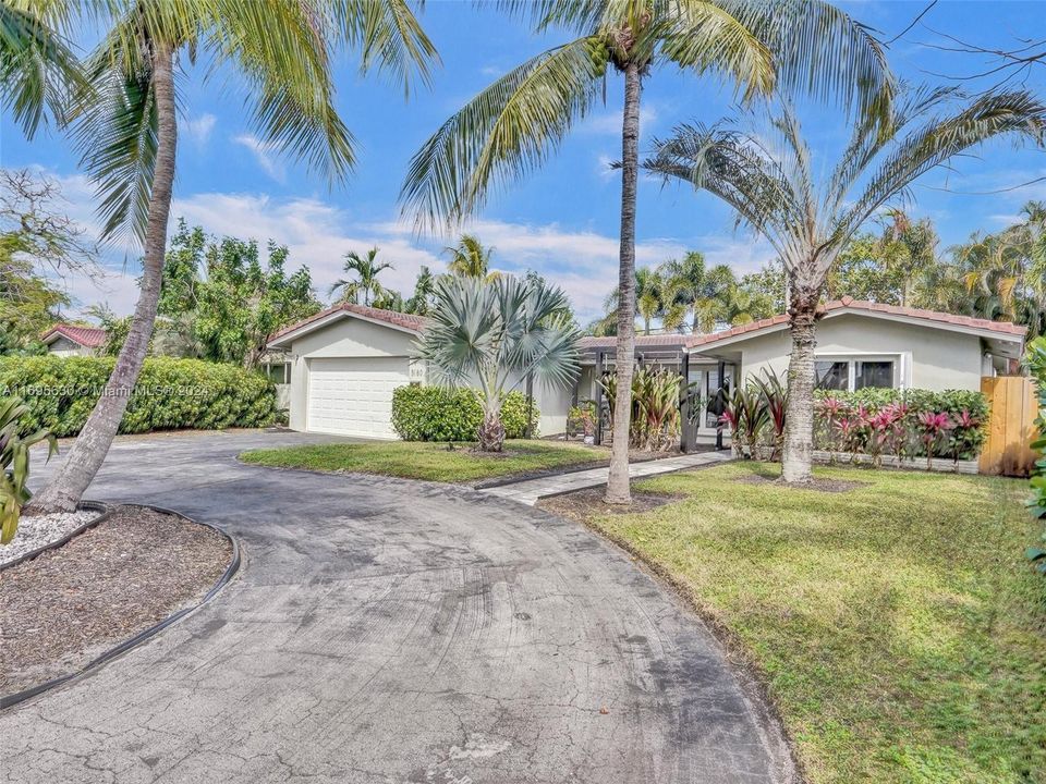 For Sale: $800,000 (3 beds, 2 baths, 1568 Square Feet)