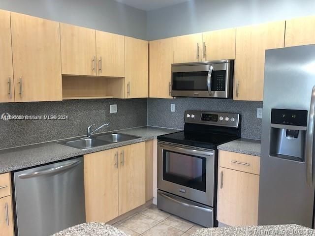 For Rent: $3,500 (4 beds, 2 baths, 1718 Square Feet)