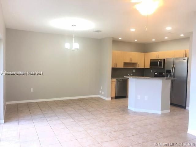 For Rent: $3,500 (4 beds, 2 baths, 1718 Square Feet)