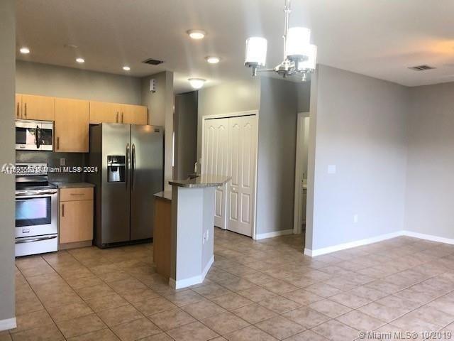 For Rent: $3,500 (4 beds, 2 baths, 1718 Square Feet)