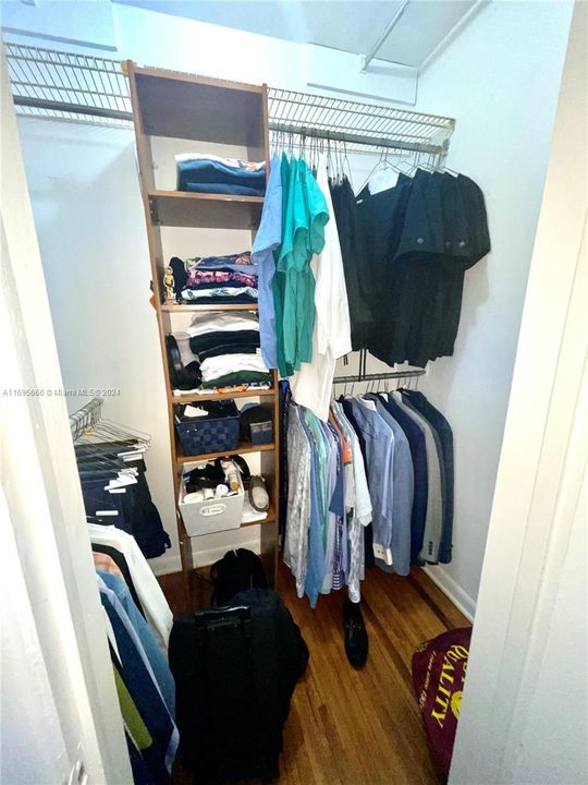 WALK IN CLOSET