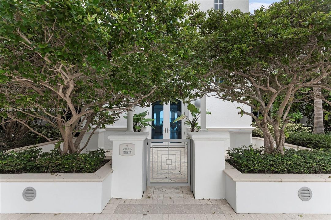 For Sale: $16,995,000 (4 beds, 6 baths, 5685 Square Feet)