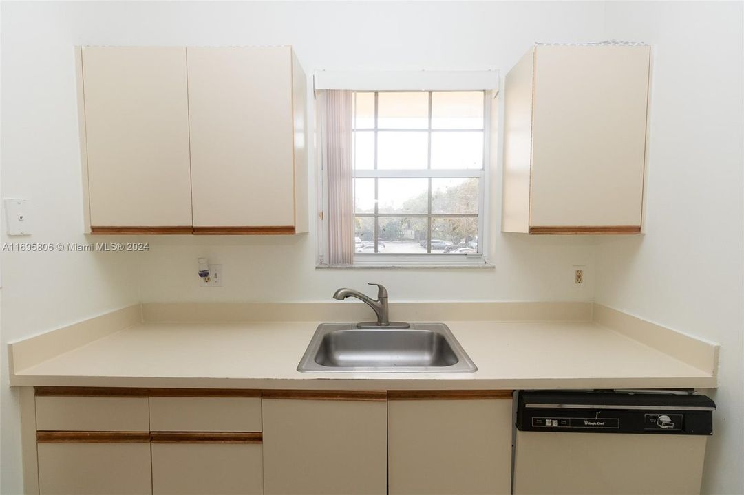 For Sale: $189,900 (1 beds, 1 baths, 605 Square Feet)