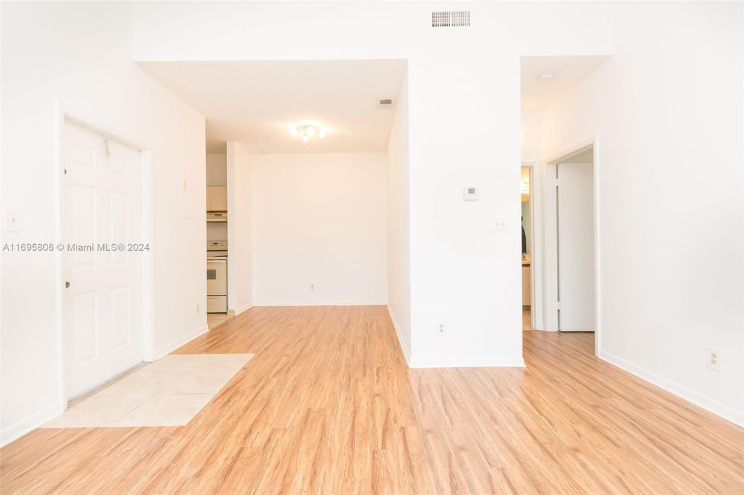 For Sale: $189,900 (1 beds, 1 baths, 605 Square Feet)