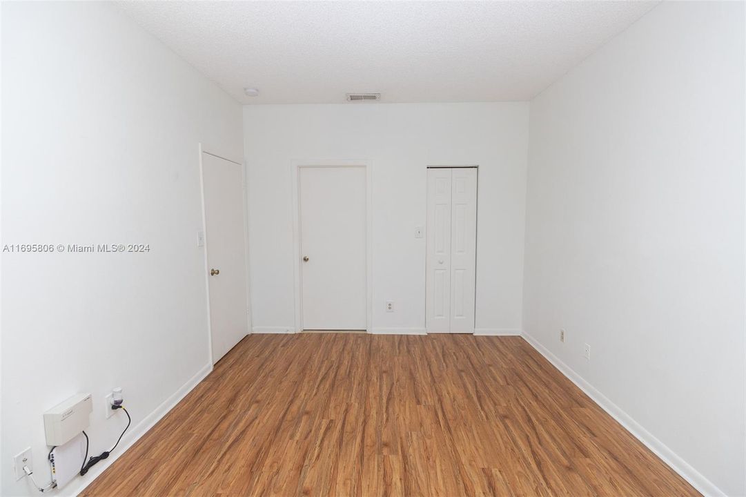 For Sale: $189,900 (1 beds, 1 baths, 605 Square Feet)