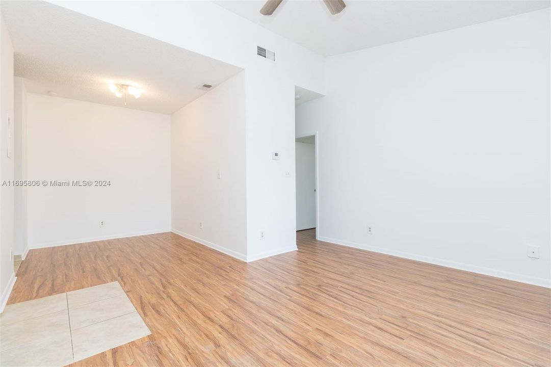 For Sale: $189,900 (1 beds, 1 baths, 605 Square Feet)