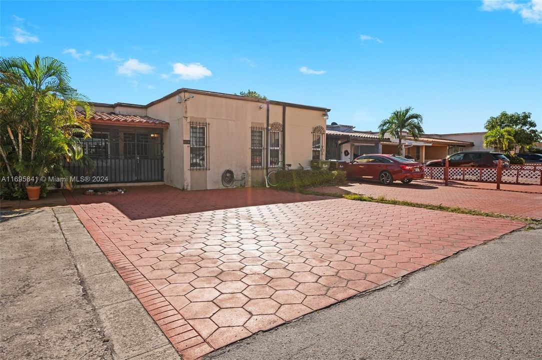 Recently Sold: $320,000 (3 beds, 2 baths, 1231 Square Feet)