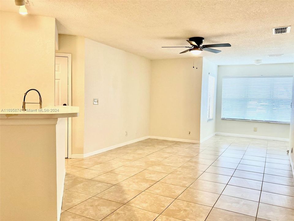 For Sale: $235,000 (2 beds, 1 baths, 912 Square Feet)