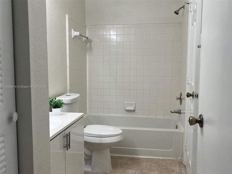 For Sale: $235,000 (2 beds, 1 baths, 912 Square Feet)