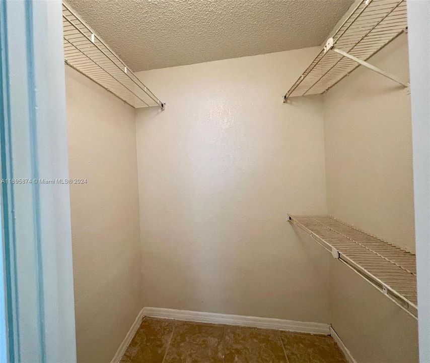 For Sale: $235,000 (2 beds, 1 baths, 912 Square Feet)