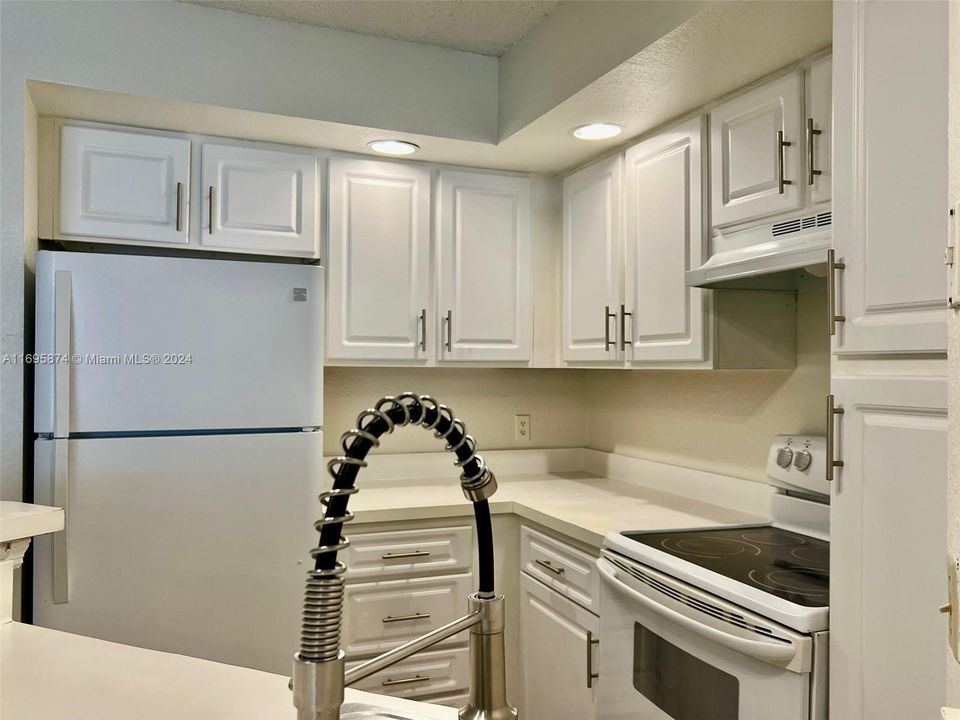 For Sale: $235,000 (2 beds, 1 baths, 912 Square Feet)