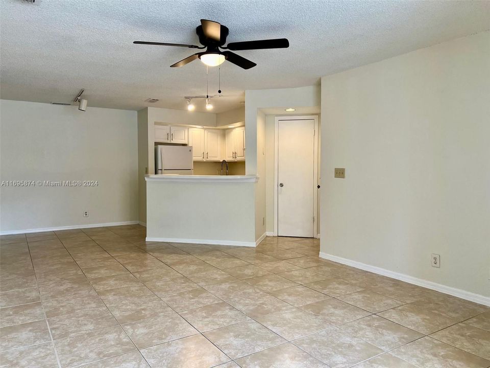 For Sale: $235,000 (2 beds, 1 baths, 912 Square Feet)