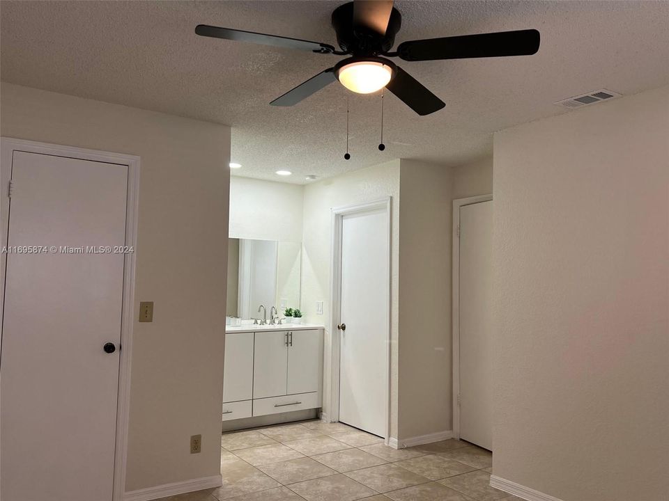 For Sale: $235,000 (2 beds, 1 baths, 912 Square Feet)