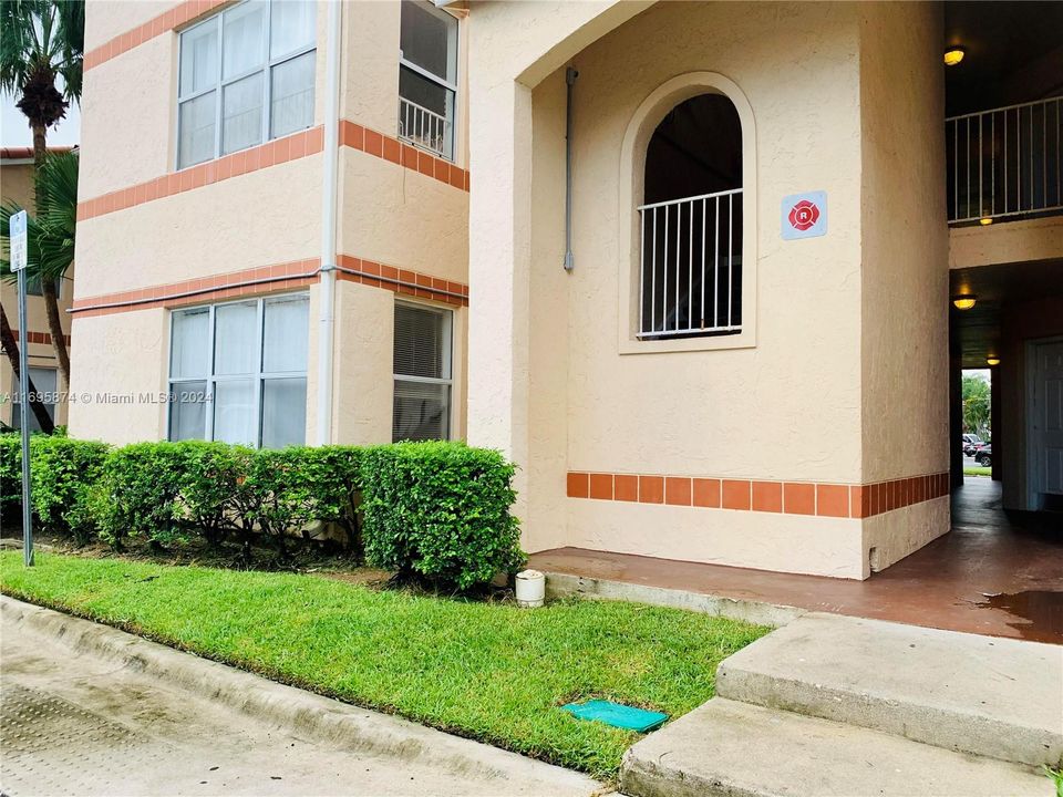 For Sale: $235,000 (2 beds, 1 baths, 912 Square Feet)