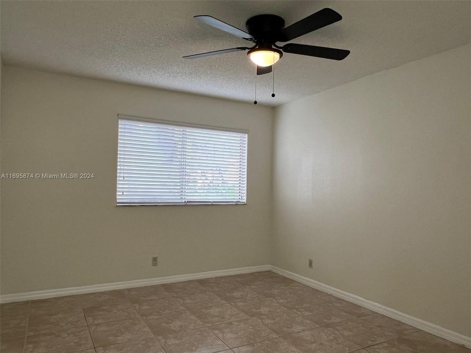 For Sale: $235,000 (2 beds, 1 baths, 912 Square Feet)