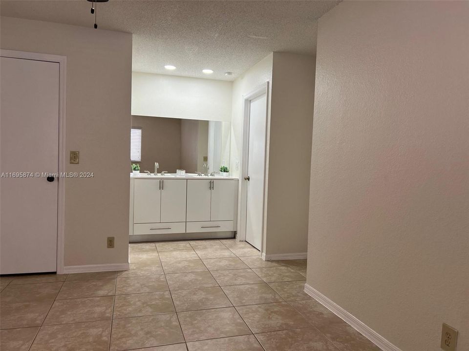 For Sale: $235,000 (2 beds, 1 baths, 912 Square Feet)