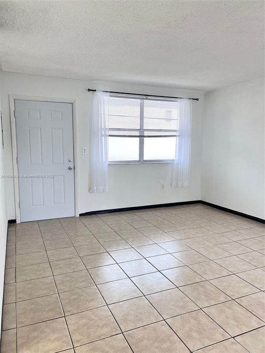 For Rent: $1,700 (1 beds, 1 baths, 595 Square Feet)