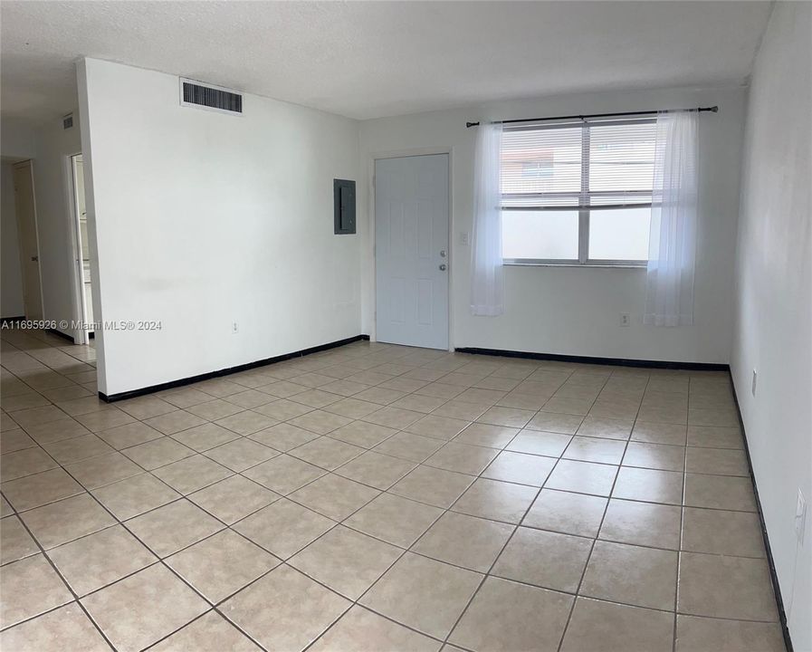 For Rent: $1,700 (1 beds, 1 baths, 595 Square Feet)