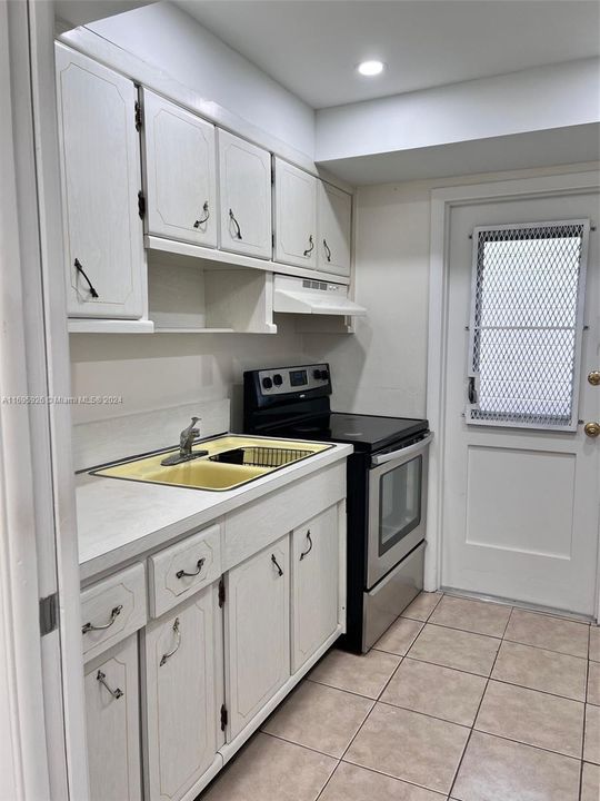 For Rent: $1,700 (1 beds, 1 baths, 595 Square Feet)