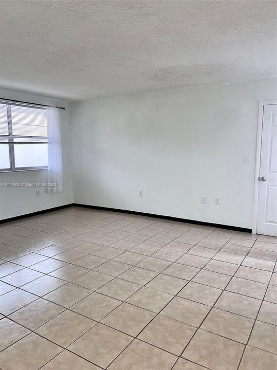 For Rent: $1,700 (1 beds, 1 baths, 595 Square Feet)