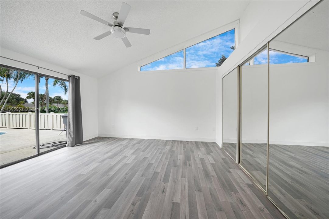 For Sale: $399,900 (2 beds, 2 baths, 1276 Square Feet)